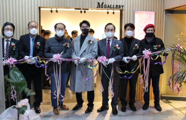 박상돈 천안시장과 관계자들이 컷팅식을 진행하고 있다