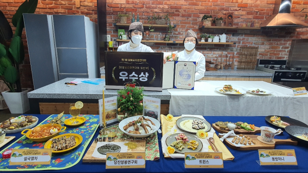 양봉요리경연대회 수상 사진(좌 유명옥, 우 윤창희)