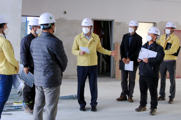 맹정호 서산시장이 지난 10월 26일 서산시육아종합지원센터 공사현장을 찾아 안점점검하는 모습
