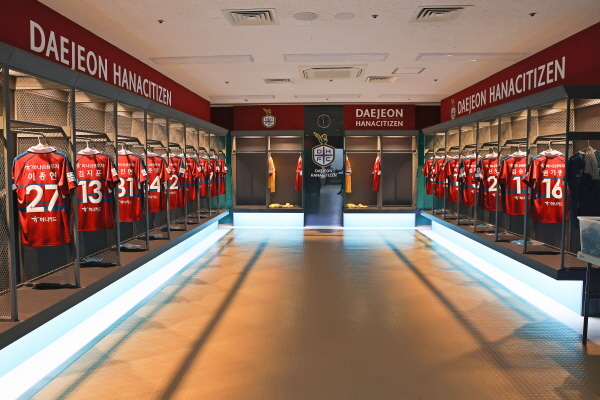 아동학대예방 기금 조성을 위한 레트로유니폼 자선경매 실시 모습