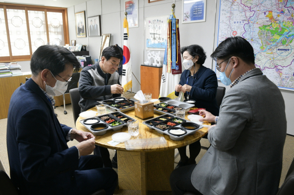 이춘희 세종특별자치시장이 세종원팀 캠페인인 '도시락 먹는 날'에 동참하기 위해 23일 직원들과 도시락으로 점심식사를 하고 있다.