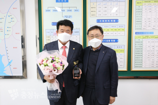 서산시의회 장갑순의원이 지난 22일 한국농어촌공사사장 공로패 받았다.