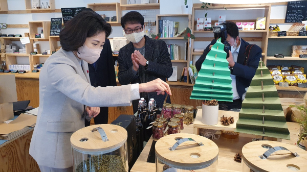 김혜경 여사가 미호동 넷제로공판장에 마련된 판매 전시장을 둘러 보고 있다.