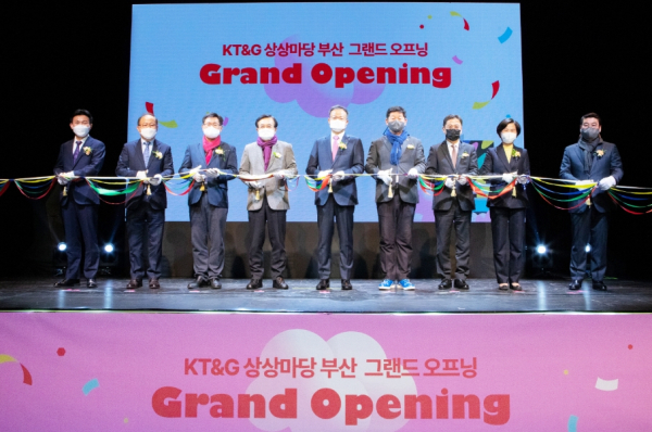 부산 서면에 위치한 복합문화공간 ‘상상마당 부산’의 전체 공간을 23일 개관했다. 사진은 백복인 사장을 비롯한 KT&G 관계자와 부산광역시 관계자 및 지역구 국회의원 등이 참석해 테이프 커팅식을 진행하고 있는 모습.
