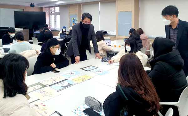 시각디자인학과 학생들과 노황우 교수가 재능기부로 참여한 대전광역시 홍보매체 광고 디자인 아이디어 회의를 진행하고 있다.