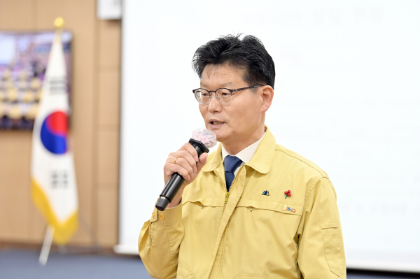 공주시 주간업무보고회 주재중인 김정섭 시장