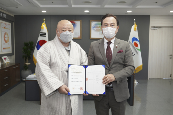 박상돈 천안시장이 광덕사 주지 철웅스님에게 충청남도 문화재 지정서를 직접 전달하고 기념사진을 촬영하고 있다.