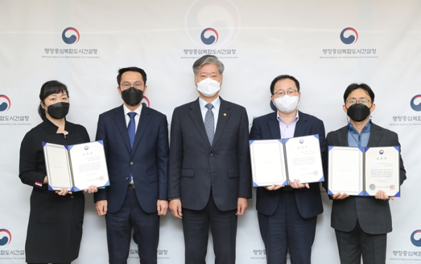 (적극행정 우수부서) : 좌측부터 김은영 공공시설건축과장(최우수상), 박무익 청장, 문성요 차장, 최동열 스마트도시팀장(우수상), 홍순민 도시정책과장(장려상)