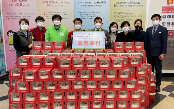 맥키스컴퍼니와 홈플러스 문화점이 충남대소아암센터에 후원품을 전달하고 있다