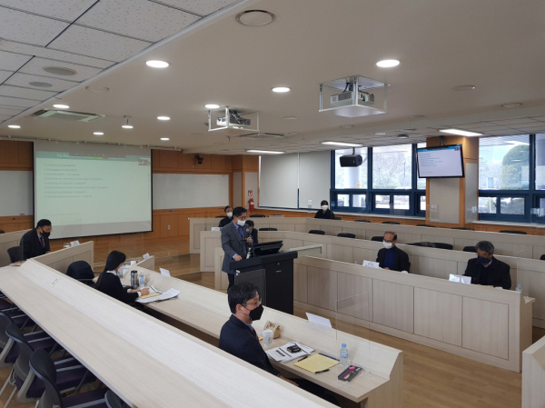 ‘제9회 한밭 경상대학 글로벌 포럼’에서 최종인 산학협력부총장이 주제발표를 진행하고 있다.