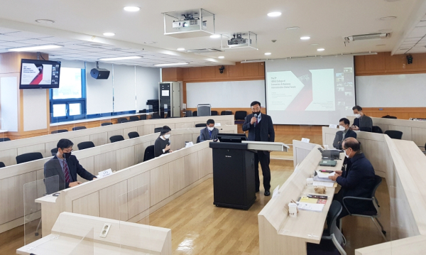 ‘제9회 한밭 경상대학 글로벌 포럼’에서 임재학 경상대학장이 개회사를 하고있다.