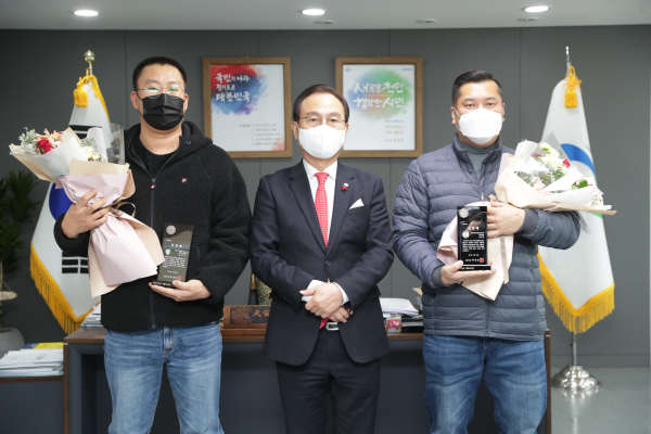 박상돈 시장이 시민의 생명을 구한 자랑스러운 시민들과 표창패 수여 후 기념사진을 찍고 있다