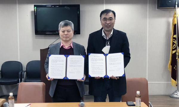 대한안마사협회경남지부-강한손 MOU 체결(왼쪽부터 김동우 지부장, 김용태 대표)