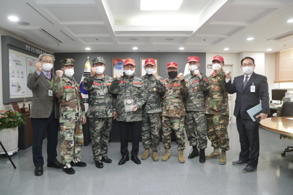 박상돈 천안시장과 천안시 해병대전우회 관계자들이 위촉식 후 기념촬영을 하고 있다