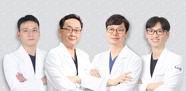 왼쪽부터 S&K병원 문경호 스포츠재활센터장, 김승기 관절센터장, 김용인 병원장, 양대석 수부센터장