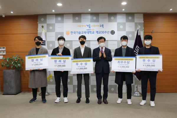 ‘2021학년도 대학원 우수연구실 경진대회’ 시상 후 기념촬영을 하고 있다.