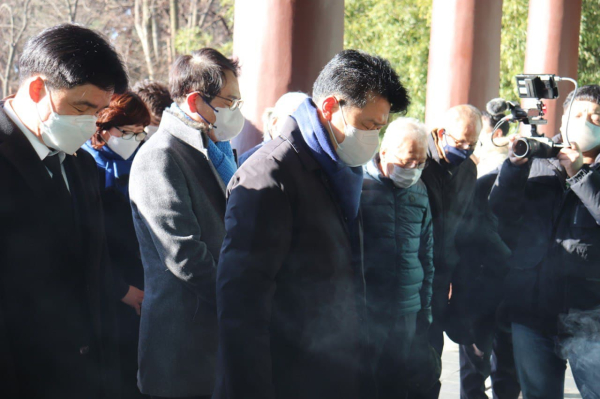 현충사에서 신년 참배 중인 복기왕 위원장과 관계자들