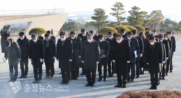 임인년 새해를 맞아 충남도의회 김명선 의장을 비롯한 의원들과 간부공무원들이 충혼탑 참배를 하고 있다.