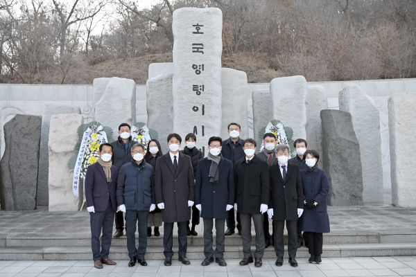 공주보훈공원을 찾아 순국선열을 기리는 공주시 관계자들