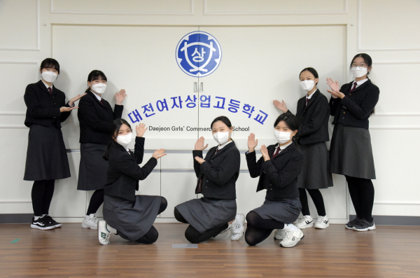 대전여상(왼쪽부터 3학년 재학생 방예은(회계직), 서예지(회계직), 이서영(관세직), 박세희(세무직), 곽민지(세무직), 김소원(일반행정직), 양수민(일반행정직)
