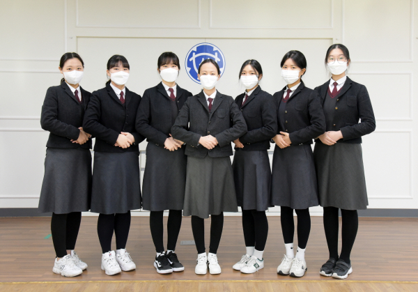 대전여상(왼쪽부터 3학년 재학생 박세희(세무직), 서예지(회계직), 방예은(회계직), 김소원(일반행정직), 이서영(관세직), 곽민지(세무직), 양수민(일반행정직)