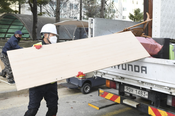 박용갑 중구청장은 3일, 새해 오후 첫일정으로 태평동 버드내아파트에서 대형폐기물 수거 현장행정 추진 모습