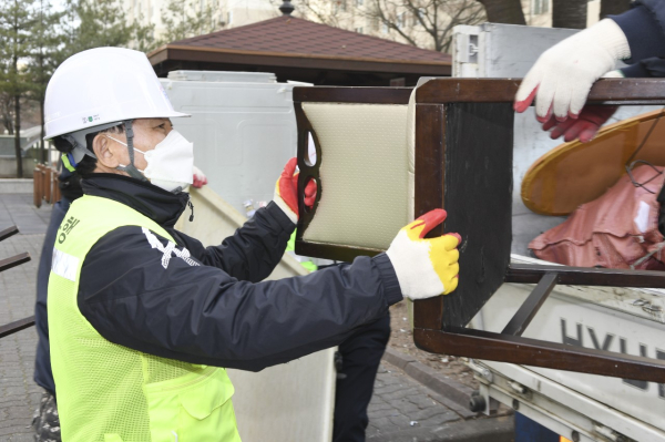 박용갑 중구청장은 3일, 새해 오후 첫일정으로 태평동 버드내아파트에서 대형폐기물 수거 현장행정 추진 모습