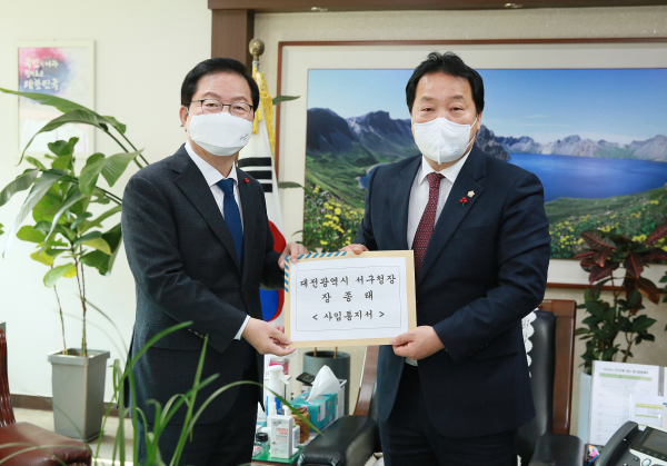 3일 장종태 서구청장이 서구의회를 방문하여 이선용 의장에게 사임통지서를 제출했다.