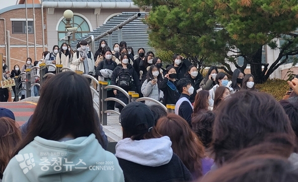 수능 시험을 모두 마친 수험생들이 시험장을 빠져나오고 있다. / 충청뉴스DB