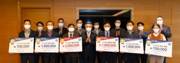 적극행정 우수사례 시상식에서의 이상로 서부발전 상임감사위원(앞줄 가운데)