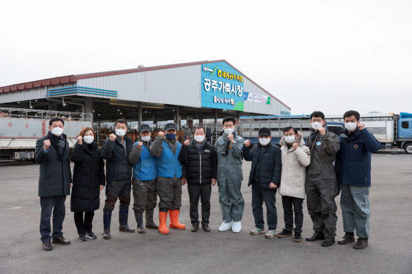김정섭 시장, 가축시장 현장 방문 단체사진