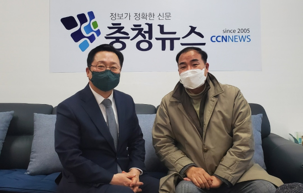 국민의힘 이장우 전 의원(왼쪽)과 김거수 충청뉴스 대표