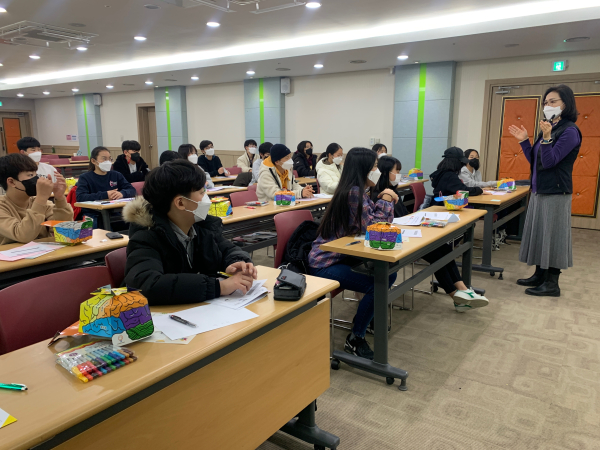 진로특강 ‘뇌모자 만들기' 모습