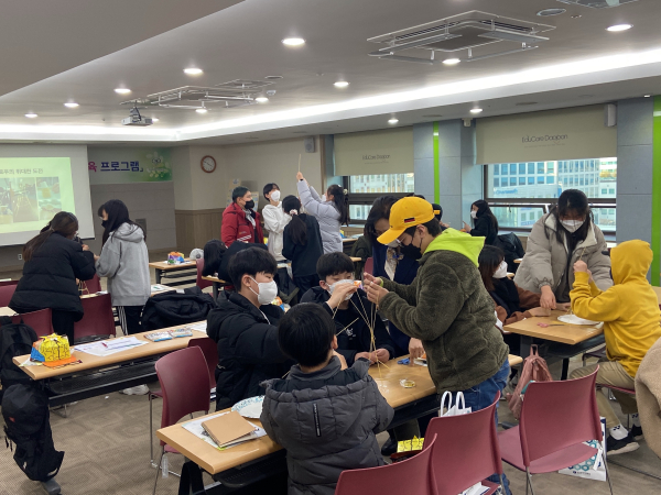 진로특강 '스파게티면 탑 쌓기' 모습