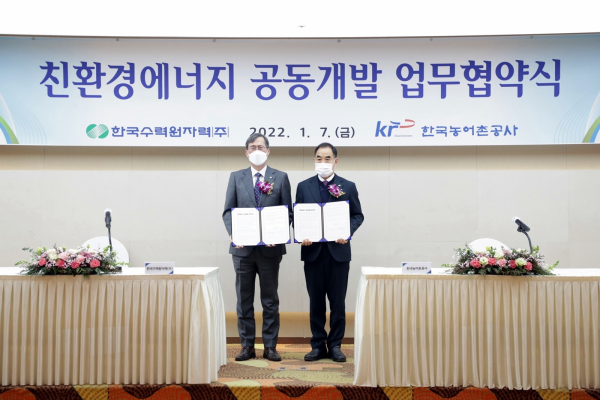 한국농어촌공사(김인식사장_사진오른쪽)와 한국수력원자력(정재훈사장)은 7일 친환경에너지공동개발양해각서를체결