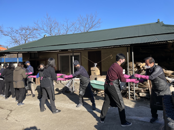충남대 대학구성원 30여 명, 장동 4가구에 1,600장 연탄 직접 배달 모습