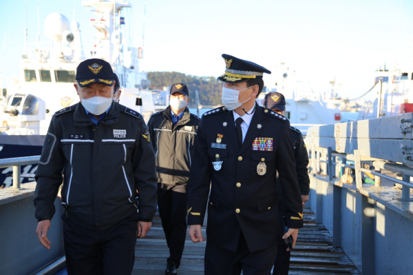 김석진 신임 태안해경서장이 취임 첫날 최일선 전용부두를 순시하고 있다. (사진=태안해양경찰서 제공)