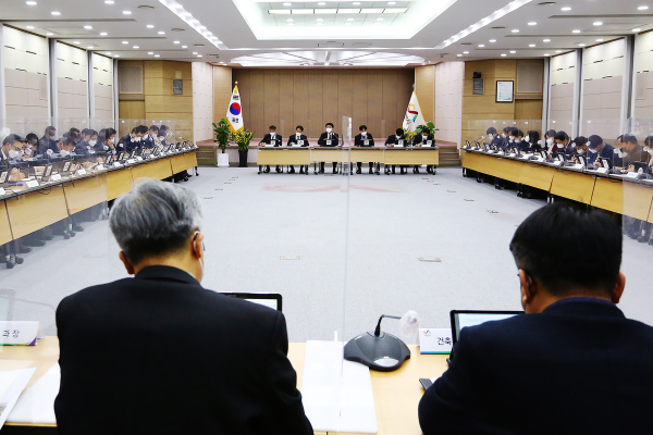 맹정호 서산시장이 10일 시청 대회의실에서 열린 확대간부회의를 주재하는 모습