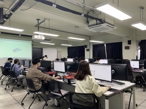 한밭대학교와 한국교통대학교가 공동운영한 ‘2021 Winter Industry 4.0 Edu’ 프로그램에서 스마트팩토리 키트와 컴퓨터를 연결하는 수업 진행