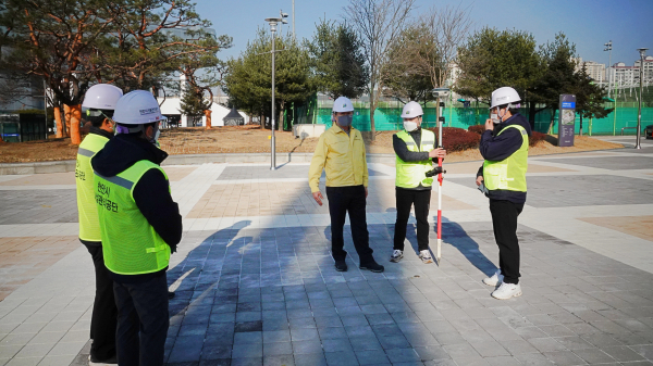 시설 관리 현장을 점검하고 있는 천안시시설관리공단 관계자