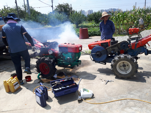 농업기계 부품 대금 지원사업 지정수리점에서 농기계를 수리하는 장면