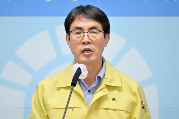 12일 제161차 정례브리핑을 진행하고 있는 최덕근 시민자치국장