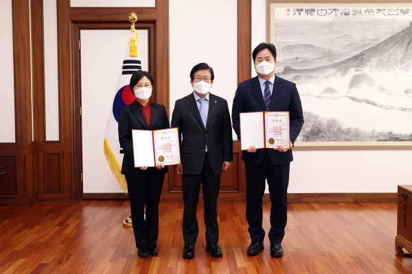 박병석 국회의장은 오선희 법무법인 대륙아주 변호사와 조기연 법무법인 강남 변호사에게 국회공직자윤리위원으로 위촉장을 전달했다.