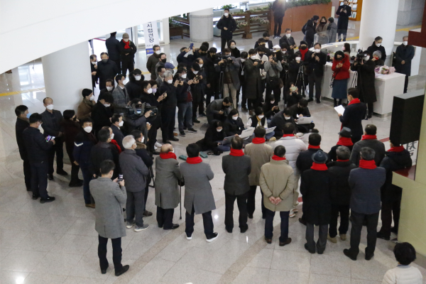 정상철 전 충남대총장 대전시장 기자회견장 모습.