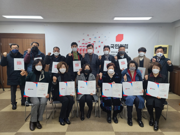 이은권 국민의힘 대전선대위 총괄선거대책위원장이 직능본부에서 활동할 선대위원과 화이팅을 외치고 있다.