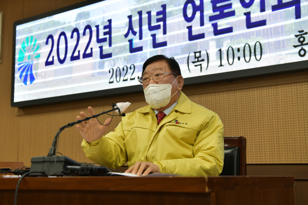 ​김석환 홍성군수가 13일 신년 기자회견을 하고 있다.(사진=홍성군 제공)