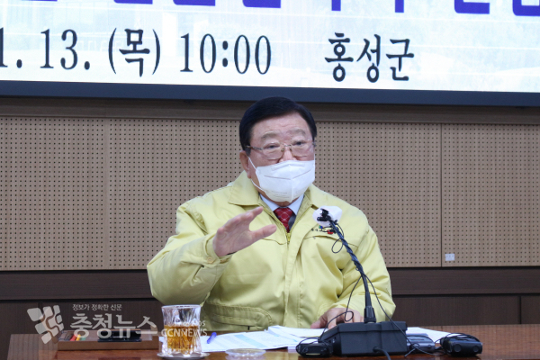 김석환 홍성군수가 13일 군청 회의실에서 신년기자회견을 하고 있다.(사진=이성엽 기자)