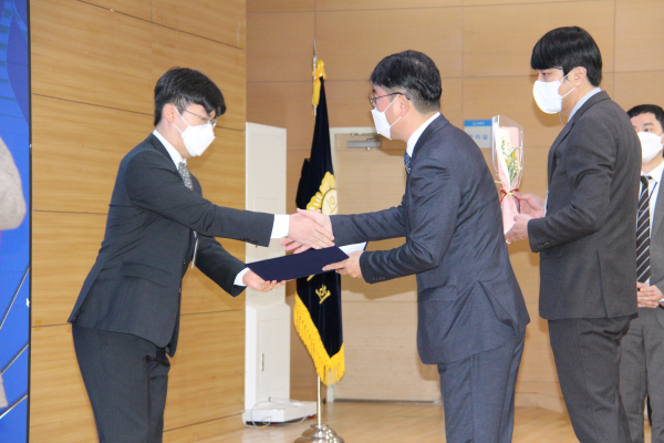 의회사무국 직원들에게 사령장을 수여하는 황천순 천안시의장