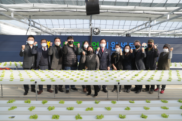 박상돈 천안시장과 스마트팜 지원센터 관계자들이 기념사진을 찍고 있다