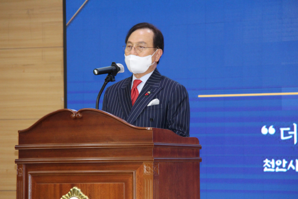 정례회에서 축사를 하는 박상돈 천안시장